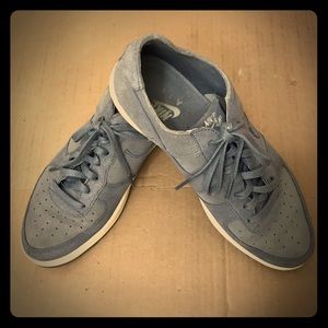 NIKE GRAY AIR TENNIS SHOES WOMEN SIZE 8.5.